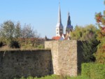 Im Hintergrund ist die St. Nicolai Kirche zu sehen.