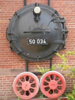 ... der Dampflok 50 034 am Bahnhofsgebäude Lage
