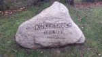Dieser Findling befindet sich in Kükenbruch auf dem Dorfplatz.