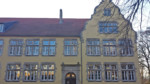 Neben einem Veranstaltungssaal befindet sich in der gelben Schule das Stadtarchiv.