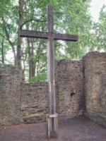 Auf dem Kreuz ist zu lesen: "Im Kreuz ist Heil"