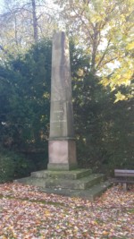 Auf dem Obelisken steht geschrieben:"
ANDENKEN AN RUDOLPH BRANDES 1848"