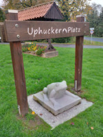 Das Wahrzeichen von Hillentrup ist der Uphucker, eine steinerne Froschfigur.