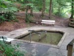 Auf dem Piperweg, zwischen dem Naturfreundehaus Bielefeld und dem Tönsberg, finden Sie dieses Wassertretbecken. Das kühle Quellwasser aus der Sachsenquelle bietet dem müden Wanderer eine willkommene Erfrischung.