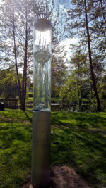 Betätigt man die Handkurbel an dieser Spielstation, so lässt sich das Entstehen einer Strudelbewegung eindrucksvoll betrachten. Der Wanderweg "Weg der Sinne" führt hier vorbei.