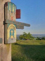 Der kunstvoll hergestellte Wegweiser "Höxter - Abtei Corvey - Weser" befindet sich in unmittelbarer Nähe zum Köterberghaus auf dem Gipfel des höchsten Berges des Lipperlandes.