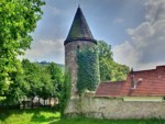 Der Wehrturm ist Teil der alten Stadtbefestigung Lügdes.
