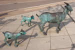 Die vom polnischen Künstler Levan Mantidze aus Bronze gegossenen Skulpturen zieren seit Mai 2010 den Marktplatz in Leopoldshöhe und erinnern an die frühere Nutzung als Weidefläche des heutigen Standortes.