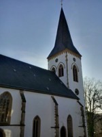 Wer sich Oerlinghausen nähert, hat die Kirche auf dem Berg bereits im Blickfeld. Sie prägt wesentlich das vorhandene Stadtbild. Urkundlich genannt wurde die Kirche erstmals im Jahr 1203. Die Arbeiten an der Kirche im Zeitraum 1511 bis 1514 verliehen der Kirche ihre wesentliche Form. Der einst stumpfe Turm der Kirche wurde im Jahr 1878 auf nun 69m Höhe aufgestockt. Sehenswert im Inneren ist u.a. die historische Orgel von 1688.