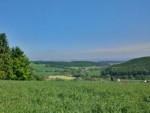 Aussicht vom "Weg der Blicke" auf Göstrup. Hier entlang verlaufen auch die Wanderwege "Gösselgang" und der "Extertalpfad".