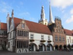 Das Rathaus der Stadt Lemgo mit der Kirche St.Nicolai im Hintergrund. Der 1612 zur Marktseite angebaute Apothekenerker zählt mit zu den Höhpunkten der Weserrenaissance.