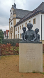 Auf dem Sockel ist zu lesen: "143 Jahre Zigarrenhandwerk in Lügde 1848-1991"