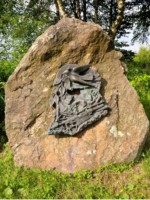 Am Kammweg auf dem Tönsberg bei Oerlinghausen finden Sie diesen Stein mit der Inschrift "Hoffnung ist Leben" als Teil des Oerlinghauser Meditationsweges.