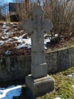 Das ca. 1,75m hohe Kreuz aus Sandstein befindet sich direkt gegenüber von der St. Josef Kapelle Feldrom am Eck Pater-Beda-Weg / Feldromer Str.