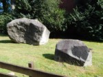 Auf dem vorderen Stein ist zu lesen :
"Aus vorletzter Eiszeit vor ca.150000 Jahren transportierten Gletscher Gesteinsmassen aus Skandinavien in unsere Region. Freilgelegt wurden diese 40 und 18 Tonnen schweren Findlinge 1983"