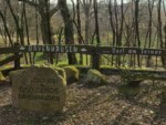 Auf dem Stein ist zu lesen: "1343 - 1993
650 Jahre Bavenhausen ... Dorf am Teimer"