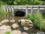 Als Teil der 2009 neu gestalteten "Parklandschaft Friedrichstal" wurde auch die Brücke am Knochenbach, im weiteren Verlauf Friedrichstaler Kanal genannt, neu gestaltet. Die Parklandschaft Friedrichstal finden Sie in unmittelbarer Nähe zur "Oberen Mühle".