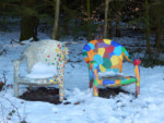 Die Stühle stehen symbolisch für die Jugendhilfe in Barntrup.
Zwei Plätze, damit immer ein Platz frei ist, für ein Kind, falls es ihn braucht.
Verbunden mit dem Wunsch, dass es in seinem Leben immer bunter werden soll
Geschichte der Barntruper Jugendhilfe:
Anton Freiherr von Haxthausen vermachte der Stadt Barntrup einen Großteil seines Vermögens mit der Auflage, davon ein Waisenhaus mit einer Schule zu errichten, in der die Waisenkinder für einen späteren Beruf vorbereitet werden sollten.
Am 7. Dezember 1785, zwölf Jahre nach dem Tod des Stifters, fand die feierliche Einweihung statt.
Der noch heute bestehende schlichte Barockbau des Waisenhauses in der Mittelstr. (heute Bürgerbüro) hatte früher ein Dielentor und einen Eingang mit Freitreppe.
Im Februar 1964 wurde Barntrup als Standort für das erste Kinderdorf in Lippe ausgewählt.
Heute werden mehr als 100 Kinder, Jugendliche und junge Erwachsene in unterschiedlichen Maßnahmen betreut.
Titel: Ein Platz in Barntrup
Idee und Realisierung. Herr Guido Kasper mit Kindern und Jugendlichen
Farbliche Gestaltung: Schüler der von Haxthausen Grundschule
Sponsor: Herr Guido Kasper Barntruper Kunstpfad "Ein Platz in Barntrup"