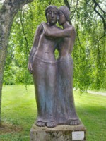 Sie finden dieses Kunstwerk in der Mitte des Weberparks in Oerlinghausen. Auf dem Schild am Sockel ist zu lesen : "BERTHOLD MÜLLER-OERLINGHAUSEN / 1893-1979 / "DER ABSCHIED" / BRONZE 1967"