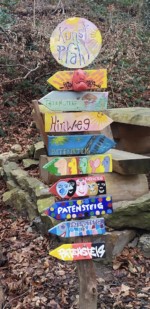 Überall auf dem Patensteig befinden sich liebevoll gestaltete Wegweiser, kleine Kunstwerke auf dem Weg. Wegweiser Patensteig