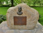 Den Gedenkstein für den ersten Reichspräsidenten finden Sie am Wanderparkplatz "Am Sportplatz" in Horn-Bad Meinberg. Der Parkplatz bietet sich ideal für einen Ausflug zu den Externsteinen an. Friedrich Ebert war von 1913 an der Vorsitzende der Sozialdemokratischen Partei Deutschlands. Er war von 1919 bis 1925 erster Reichspräsident der Weimarer Republik.