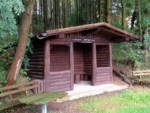 Am Fuße der Herlingsburg steht diese Schutzhütte und bietet die Möglichkeit für Wanderer und Spaziergänger auch bei schlechtem Wetter eine Pause im Trockenen einzulegen.