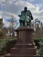 In dem frei zugänglichen Schlosspark in Detmold steht dieses Denkmal vom Grafregenten Ernst zur Lippe. Er regierte in den Jahren 1897-1904 in Detmold.