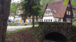 Direkt neben dem Landhaus Hirschsprung in Detmold (Berlebeck) führen Wanderwege hinauf in den Wald zur Falkenburg.