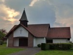 Die kleine Kapelle befindet sich am Friedhof der von beiden Ortschaften (Bentorf und Harkemissen) genutzt wird.