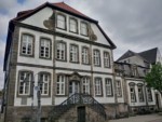 Auf der Hinweistafel am Haus ist zu lesen : "Ehemaliges Wohnhaus des Amtsrates Chr.L.Behmer, erbaut aus Steinen des frühbarocken Lustschlosses an den Externsteinen. Im 18. Jahrhundert Amtshaus, dann Amtsgericht, 1879 in spätklassizistischen Formen erweitert. Seit 1969 städtisches Verwaltungsgebäude."