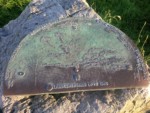 Die Infotafel gibt Auskunft darüber, was in der Ferne erkennbar ist. Im Osten liegt der Solling und Holzminden. Im Süden liegt der Habichtswald und das Herkules Denkmal. Den Blick nach Westen gerichtet ist in der Ferne der Teutoburger Wald und das Hermannsdenkmal zu sehen.