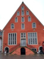Das Ballhaus in Lemgo ist an der Adresse Marktplatz 3 zu finden. Vor dem Haus ist auf der Infotafel zu lesen:" Ballhaus / Marktplatz 3 / 1608/1609 Vereinigung und Umbau der Bürgerhäuser von Schapedoit und Fredenowe zum Tanzhaus (Gesellschaftshaus). / 1785/1786 Größere Umbauten / nach 1901 Stadtverwaltung / 1974/1975 Umbau mit umfassender baulicher Sanierung, gefördert mit den Mitteln des ersten Konjunkturprogramms der Bundesrepublik Deutschland. / Einbau eines großen Saales mit eingestellter Empore und Rekonstruktion der Fassaden des frühen 17. Jahrhunderts nach Baufunden in Anlehnung an das damalige Tanzhaus. / 2009/2010 Ausbau zusätzlicher Büroflächen auf der Empore und energetische Optimierung, finanziert mit Bundes- und Landesmitteln des Konjunkturpaketes II."