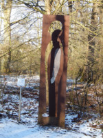Die Skulptur "Der Barntruper" steht für die Barntruper Bürger.
Der Barntruper ist Lokalpatriot, steht ein für seine lippische Herkunft, speziell für sein Städtchen mit dem beeindruckenden Weser-Renaissance-Schloss, der lieblichen Landschaft und den schönen Wanderwegen.
Er liebt das einfache Leben, ist fleißig und sichert so seine Grundbedürfnisse.
Seit Barntrup im Jahr 1376 die Stadtrechte erhielt, muss er mit dem Spottspruch leben "Barntrup will auch noch was" !
Mit dieser Aussage kokettiert er jedoch gerne.
Seine Sparsamkeit ist legendär und solange man ihn finanziell nicht überstrapaziert, liebt er die Gesellschaft in froher Runde.
Titel: Der Barntruper
Künstler: Frau Sieglinde Strohmeier und Herr Wolfgang Redeker
Sponsor: Marketing Consulting Barntrup, Metallbau Pulver Barntrup Barntruper Kunstpfad "Der Barntruper"