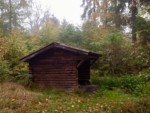 Unweit der Externsteine steht in der Nähe des Quellgebiets der Wiembecke die kleine Schutzhütte, die bei einer Wanderung an den Externsteinen bei Regenwetter als Unterschlupft dient.