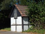 Auf dem Schild ist zu lesen : "Bis zur Firmengründung erfolgte hier der Verkauf von Silbersand durch die Oberförsterei Sternberg." Der Quarzsand aus Dörentrup zählte mit zu den qualitativ Hochwertigsten in Europa und wurde ganz in der Nähe zu dem Häuschen in der Silbersandgrube abgebaut.