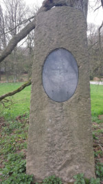 Auf dem Areal, daß auch als Festwiese für die Salzufler Schützenfeste dient, steht dieser Gedenkstein. Auf ihm ist zu lesen: "Zur Erinnerung an die siegreichen Feldzüge 1864-1866, 1870-1871"