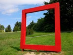 Dieser rote, überdimensionalen Bilderrahmen stand im Staff-Landschaftspark in Lemgo am Spiegelberg. (Foto aus dem August 2014)