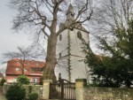 Vor der Kirche befindet sich die 1827 gepflanzte Kirchlinde mit einem Stammumfang von ca. 4m. Seit 2011 ist sie als Naturdenkmal gekennzeichnet. Sie wurde damals als Ersatz für einen Baum gepflanzt, der im Sturm umfiel.