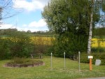 Die Liebesinsel, kurz vor der Ortseinfahrt von Kükenbruch, ist eine kleine Parkanlage mit Duftstelen. Sie ist eine Station auf dem Wanderweg "Weg der Sinne".