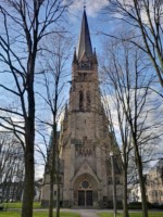 Die im neugotischen Stil errichtete Christuskirche am Kaiser-Wilhelm-Platz mit der Gruft der Fürstenfamilie zur Lippe wurde nach 1960 bedingt durch kriegerische Beschädigungen renoviert.