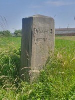 Auf dem alten Meilenstein sind die Namen der Städte Detmold und Lemgo noch gut erkennbar.