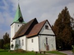 Ein Gedenkstein vor der Kirche datiert die Erbauung der Evangelische Kirche Elbrinxen auf 1100 n.Chr.