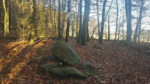 Zwischen der Hasenkanzel und dem Hühnerwiem liegt etwas abseits des Weges dieser Aufwurf von Steinen.