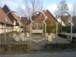 Die Gedenkstätte in der Mauerstraße erinnert an die Geschichte der mit finanzieller Unterstützung der Stadt Bad Salzuflen erbauten Synagoge. An der Informationstafel ist zu lesen : "Möge diese Stätte für alle Bürgerinnen und Bürger ein Ort der Erinnerung und des mahnenden Gedenkens sein, damit gegenseitige Achtung, Gerechtigkeit und Friede die gemeinsame Zukunft unserer Stadt prägen."