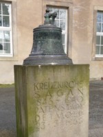 Am Rande des Schlossparks in Detmold ist diese Glocke auf einem Steinsockel gesetzt.
Auf dem Stein ist zu lesen : "Kreuzkirche Sagan / 1846-1940 / Patenstadt Detmold / 23.05.1965"
