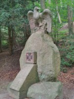 Auf dem Denkmal steht geschrieben: "Den Helden des Res.Inf.Rgts. 256 errichtet 1916 u.d. Kameraden des 9. Ers.Bat. Inf.Regt. 55. Es starben für ihr Vaterland 1915 - 1918 42 Offiziere 1213 Unteroffz. u. Mannschaften"