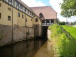 Direkt an der Oberen Mühle verzweigt sich die Berlebecke in den Knochenbach und den Friedrichstaler Kanal.