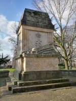 Das Kriegerdenkmal auf dem Kaiser-Wilhelm-Platz steht nah an der Paulinenstraße in Detmold und erinnert an die Gefallenen im Krieg