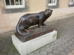 Vor dem Lippischen Landesmuseum steht diese Skulptur. Auf dem Schild darunter ist zu lesen : "Heinrich Drake (1903-1994) / Panther / Bronze 1953, gegossen 1993