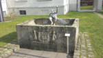 Der Frosch aus Edelstahl stammt von dem Künstler Hans Jähne (1926-2002) aus dem Jahr 1986 und wurde von der Detmolder Sparkasse gespendet.